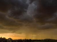 Goldener Horizont, Regenguß und Gewitterwolken